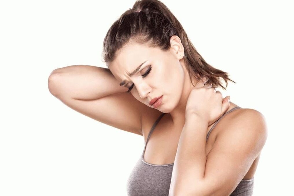 douleur intense dans la région du cou et de l'omoplate avec ostéochondrose cervicale