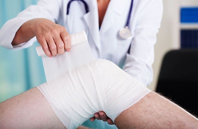 Le médecin relie l'articulation du genou à l'arthrose
